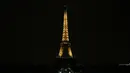 Landmark kota Paris Menara Eiffel saat lampu dimatikan untuk menghormati para korban serangan di sinagog, tempat peribadatan pemeluk Yahudi, di Pittsburgh pada Senin (29/10). Dalam serangan itu, sedikitnya 11 orang tewas. Zakaria ABDELKAFI/AFP)