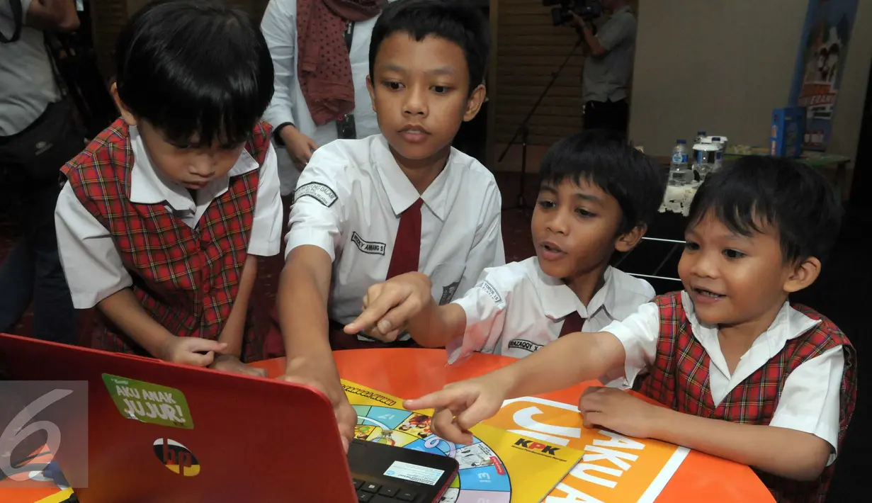 Sejumlah siswa sekolah dasar mengikuti Boardgames Antikorupsi di Auditorium KPK, Jakarta, Jumat (15/4). Boardgames Antikorupsi adalah permainan yang mendidik kejujuran sejak dini. (Liputan6.com/Helmi Afandi)
