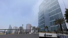 Kepulan asap terlihat dari Mal Larcomar di pusat Ibu Kota Peru, Lima, Rabu (16/11). Kebakaran pusat perbelanjaan di dekat hotel di mana para delegasi KTT APEC akan tinggal itu mengakibatkan sedikitnya lima orang tewas. (REUTERS/Guadalupe Pardo)