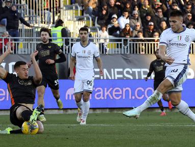 Pemain Venezia, Jay Idzes (kiri) menghentikan bola tendangan pemain Inter Milan, Lautaro Martinez pada laga lanjutan Liga Italia 2024/2025 di Pier Luigi Penzo Stadium, Venice, Minggu (12/01/2025) malam WIB. (AP Photo/LaPresse/Paola Garbuio)