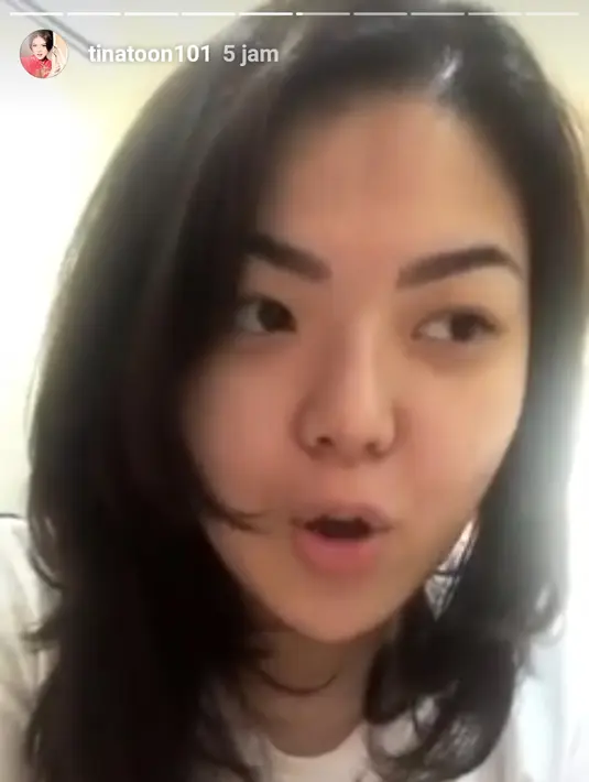 Meski demikian, ia juga tak kesal ketika tidak bisa masuk dalam restoran tersebut dan menikmati masakannya. Ia sadar itu sudah menjadi salah satu aturan yang harus ditepati. Apalagi pelayan menyampaikannya dengan sopan. (Instagram/tinatoon101)