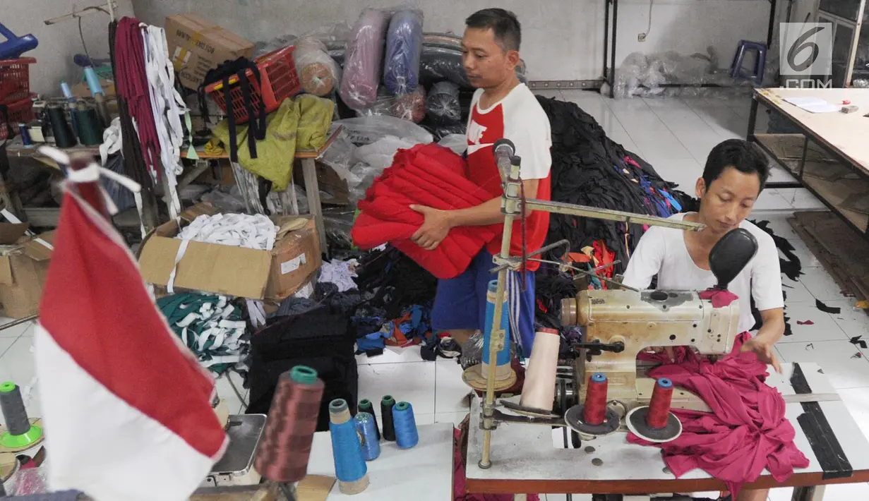 Pekerja menyelesaikan jahitan pakaian di kawasan sentra konveksi Kampung Bulak Timur, Cipayung, Depok, Kamis (9/5/2019). Awal bulan puasa hingga seminggu menjelang lebaran merupakan masa kesibukan penyelesaian jahitan di kawasan yang dihuni ratusan pelaku UMKM konveksi ini. (merdeka.com/Arie Basuki)