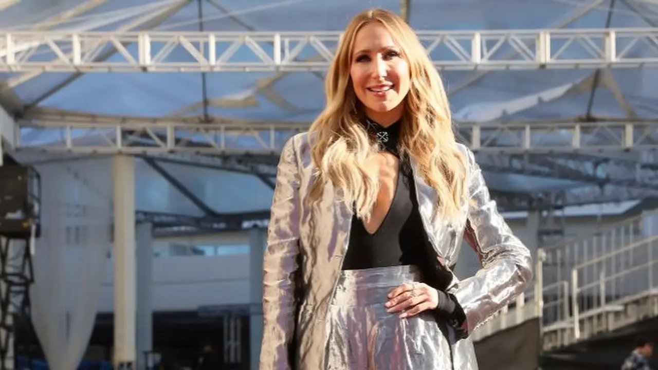 Jadi Host, Komedian Nikki Glaser Kenakan 10 Dress Sekaligus di Golden Globes 2025