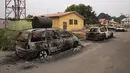 Kendaraan yang terbakar diparkir di luar markas komando polisi seusai serangan oleh kelompok bersenjata tak dikenal di Owerri, Nigeria, Senin (5/4/2021). Belum ada kelompok yang mengklaim bertanggung jawab atas serangan tersebut. (AP Photo/David Dosunmu)
