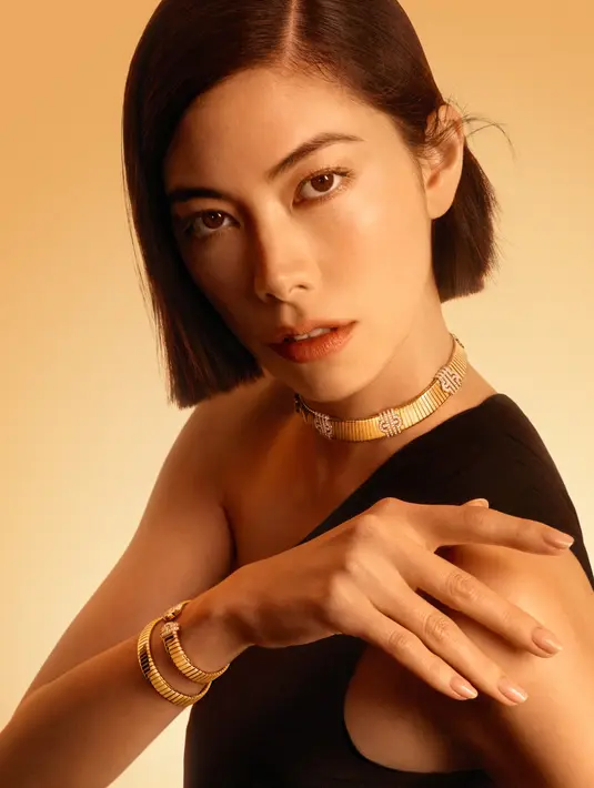 Tampil dengan one shoulder dress hitam dan rambut bondol, Hikari Mori berpose Fierce memamerkan deretan perhiasan Tubogas yang nampak begitu mewah dan penuh gaya. [Dok/Bvlgari].