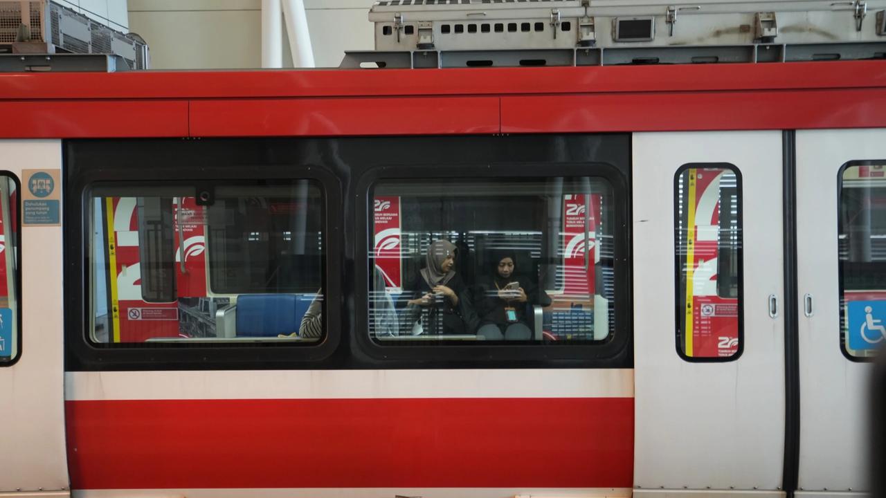 FOTO: Pengguna LRT Jabodebek Tembus Rekor Tertinggi April 2026