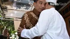 Presiden Joko Widodo atau Jokowi bersama Ibu Negara Iriana menjenguk KH Hasyim Muzadi di kediamannya, komplek Pondok Pesantren Al Hikam, Malang, Jawa Timur. 