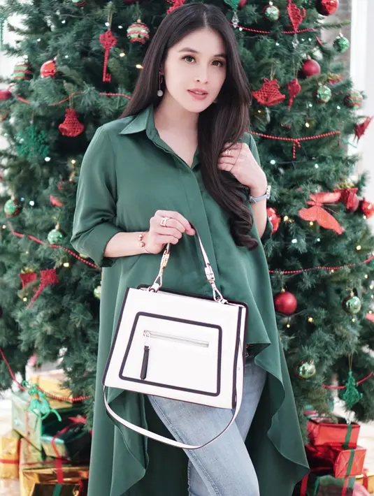 "Normal. Bayinya sangat ganteng dan sampai sekarang tidak mau lepas dari ibunya," sambung sang manager. (Instagram/sandradewi88)