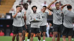 Para pemain Liverpool tertawa saat menghadiri sesi latihan di stadion Besiktas Park di Istanbul, Turki (13/8/2019). Liverpool akan bertanding melawan Chelsea dalam pertandingan Piala Super Eropa 2019 di Istanbul, Turki, Kamis (15/8/2019) dini hari WIB. (AFP Photo/Ozan Kose)