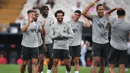 Para pemain Liverpool tertawa saat menghadiri sesi latihan di stadion Besiktas Park di Istanbul, Turki (13/8/2019). Liverpool akan bertanding melawan Chelsea dalam pertandingan Piala Super Eropa 2019 di Istanbul, Turki, Kamis (15/8/2019) dini hari WIB. (AFP Photo/Ozan Kose)