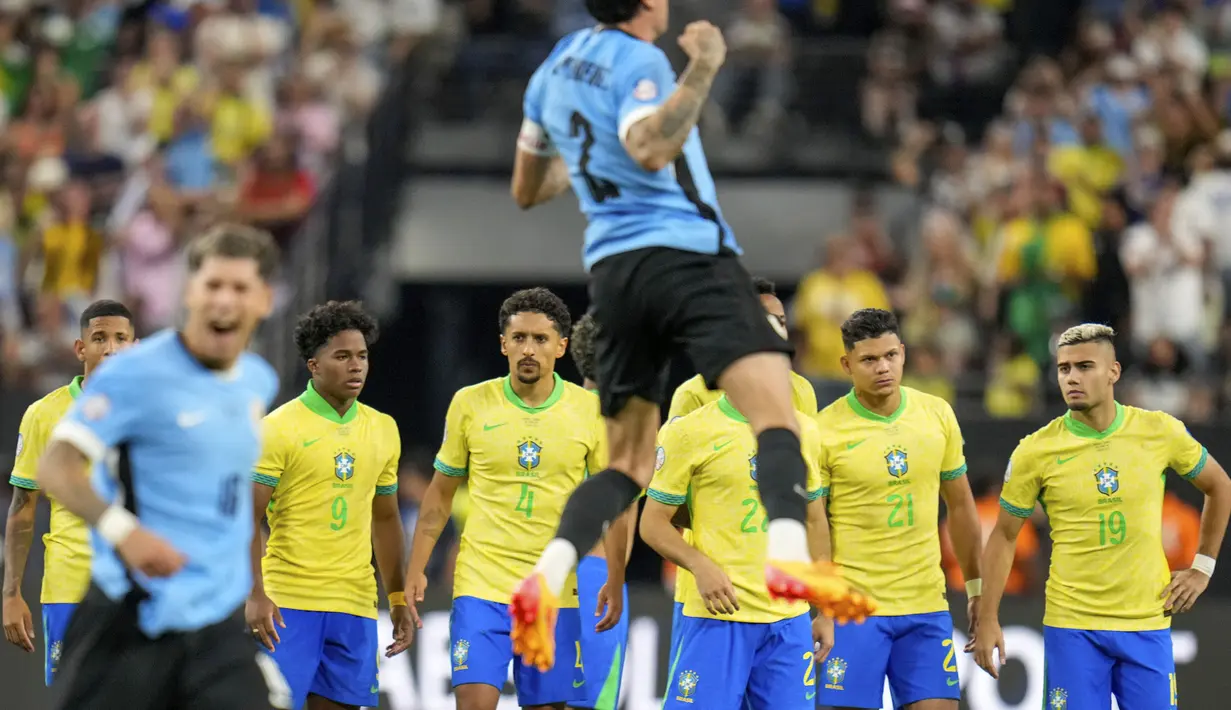 Ekspresi kecewa sejumlah pemain Brasil setelah kalah dari Uruguay pada babak perempat final Copa America 2024 di Allegiant Stadium, Las Vegas, Nevada, Minggu (07/07/2024) WIB. (AP Photo/Julio Cortez)
