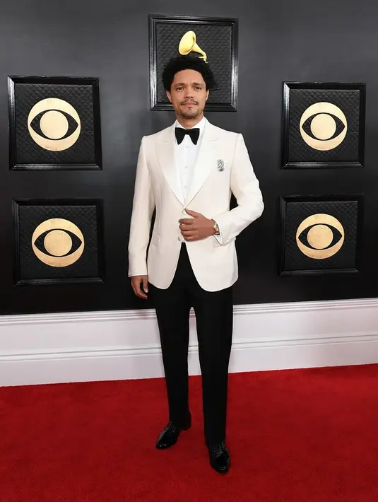 Trevor Noah tampil classy dengan setelan jas hitam putih dari Gucci [instagram/gucci]