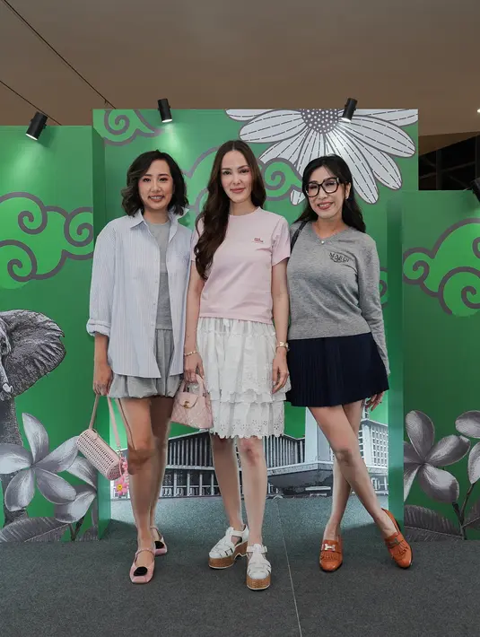 Cathy Sharon juga tampak manis dengan mini dress dan t-shirt. Gaya casual yang dihadirkan menampilkan kesan yang begitu feminin.  [Foto: Istimewa.dok]