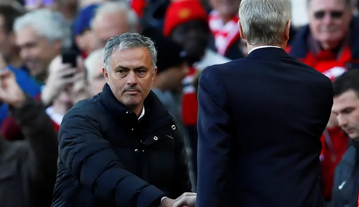 Pelatih MU, Jose Mourinho, bersalaman dengan pelatih Arsenal, Arsene Wenger, jelang laga Premier League di Stadion Old Trafford, Sabtu (19/11/2016). (Action Images via Reuters/Jason Cairnduff)