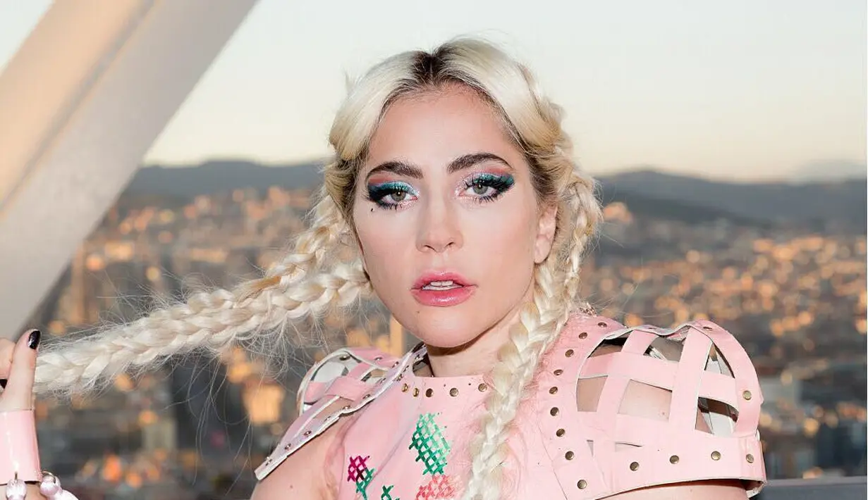 Dilansir dari Cosmopolitan, sebelumnya ia pun memundurkan jadwal turnya pada September 2017. Kini ia harus membatalkan semuanya. (instagram/ladygaga)