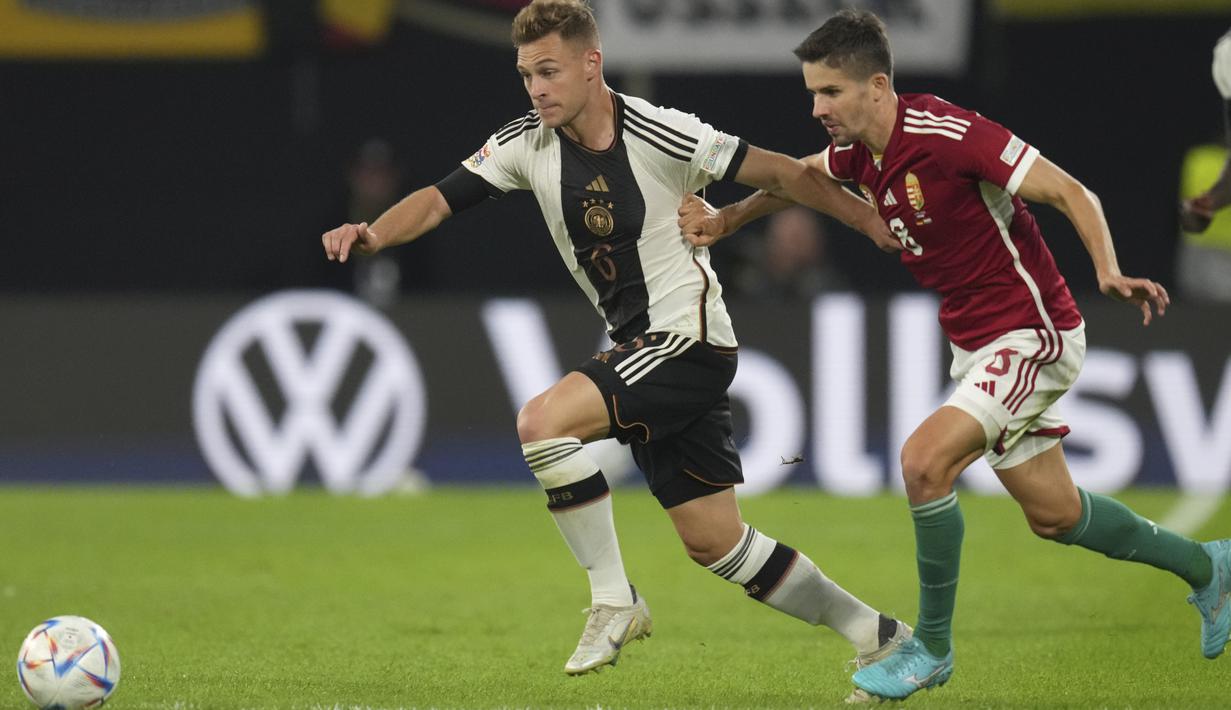 Bek Jerman, Joshua Kimmich membawa bola dari kejaran pemain Hungaria, Adam Nagy dalam pertandingan UEFA Nations League di Red Bull Arena di Leipzig, Jerman, Jumat, 23 September 2022. Dengan hasil ini, Jerman turun peringkat ke posisi tiga Grup 3 dengan enam poin dari lima pertandingan. (AP Photo/Michael Sohn)