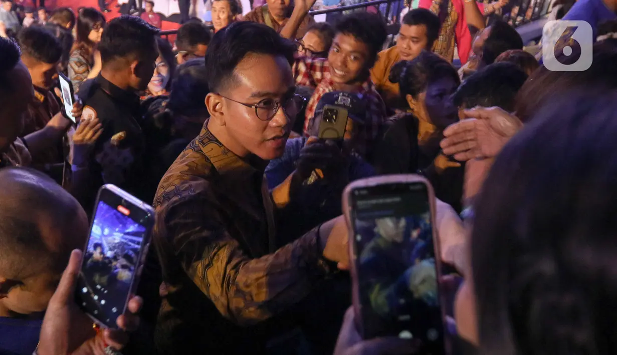 Tema tersebut juga mengajak seluruh umat untuk merenungkan makna kelahiran Kristus, yang tidak hanya memberikan harapan tetapi juga mengajarkan kita untuk hidup dalam damai dan membawa kesejahteraan bagi sesama. (Liputan6.com/Herman Zakharia)
