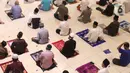 Jemaah melaksanakan salat tarawih pertama Ramadan 1441 Hijriah di Masjid Jami Al Ma'wa, Karang Tengah, Tangerang, Banten, Kamis (23/42020). Warga melaksanakan salat tarawih berjemaah dengan menerapkan physical distancing untuk mencegah penyebaran virus corona COVID-19. (Liputan6.com/Angga Yuniar)