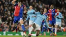 Pemain Manchester City Yaya Toure melakukan tackling kepada pemain FC Basel Kevin Bua saat pertandingan Liga Champions leg kedua  di Stadion Etihad, Manchester (7/3). Karena menang agregat,  Manchester City melaju ke perempat final.(AP Photo / Rui Vieira)