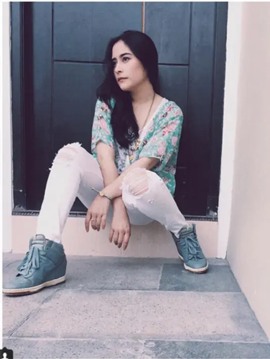 Sebelumnya tersiar kabar bahwa ia tidak diperbolehkan naik motor oleh sang Ayah, tak hanya itu, Prilly Latuconsina pun mengungkap adanya pro dan kontra mengenai peran barunya tersebut. (Via Instagram/@Prillylatucosina96)