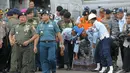 Panglima TNI Jenderal Moeldoko (kiri), berjalan didampingi KSAL Laksamana Madya TNI Ade Supandi (kanan), menuju keruangan untuk memberikan keterangan kepada media, Kalteng, Senin (12/01/2015). (Liputan6.com/Andrian M Tunay)