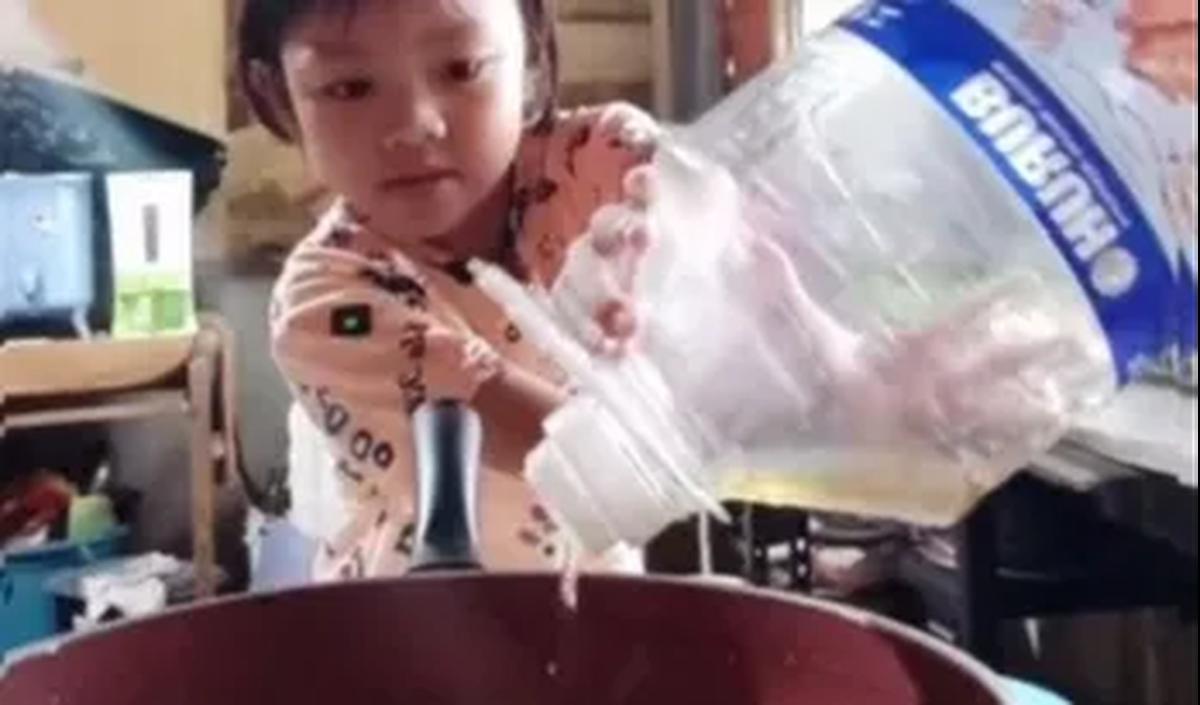 Praktik Menggoreng Telur Sendiri