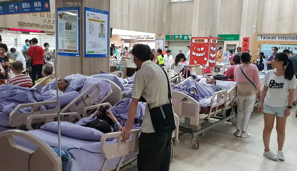 Para pasien yang dievakuasi menjalani perawatan di lobi rumah sakit setelah insiden kebakaran di ibu kota Taiwan, Taipei, Senin (13/8). Saat kejadian, terdapat 36 orang yang berada di rumah sakit termasuk tiga orang staf. (CNA PHOTO/AFP)