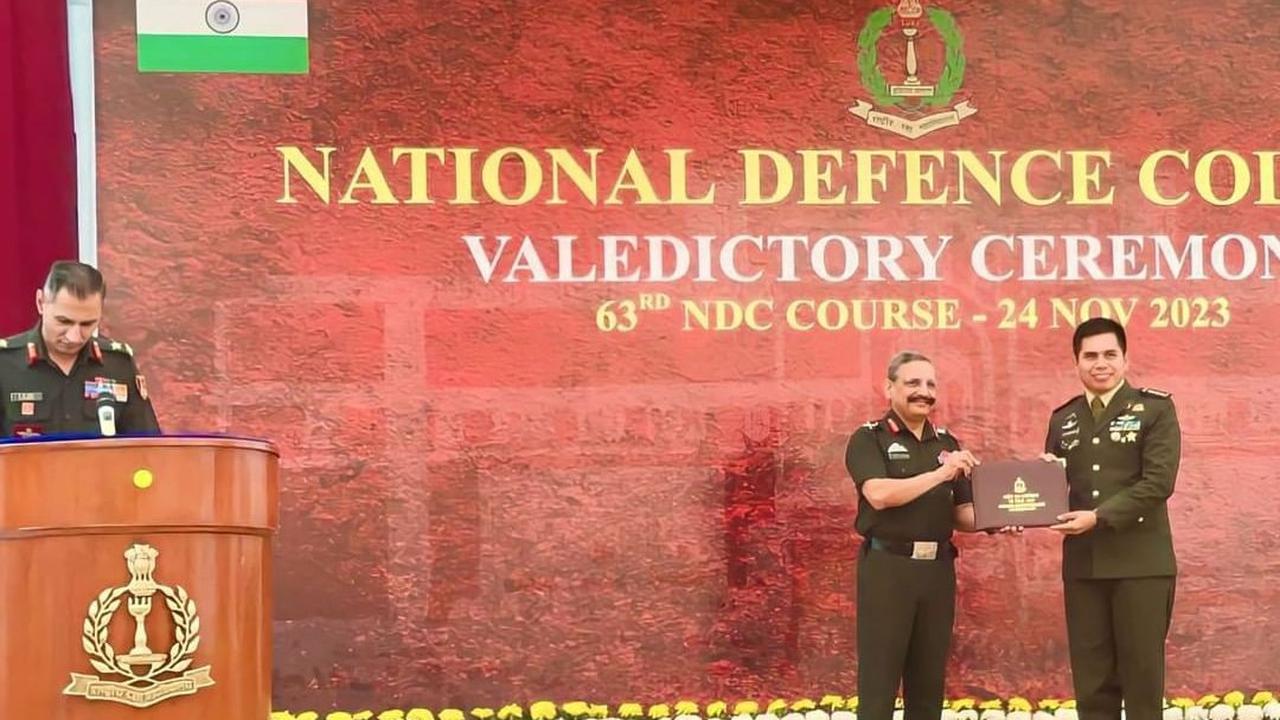 Penghargaan diserahkan langsung oleh Komandan NDC Lieutenant General Sukrity S Dahya.