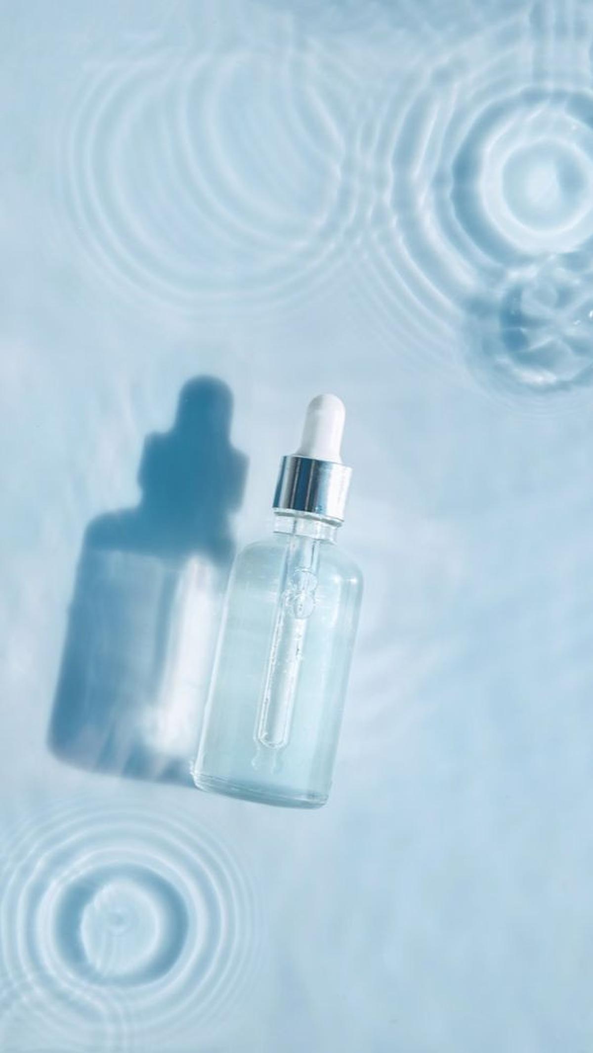 1. Pilih Serum dengan Kombinasi Eksfolian AHA dan BHA untuk Kulit Berminyak yang Beruntusan<br>