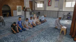 Aktivitas warga Palestina saat melaksanakan salat di Masjid Qaqaa Bin Amr, di lingkungan Silwan, Yerusalem (15/9/2020). Masjid dua lantai yang dibangun pada tahun 2012 itu berdiri di atas lahan seluas 110 meter persegi. (AFP/AHMAD GHARABL)