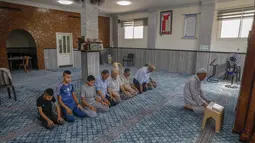 Aktivitas warga Palestina saat melaksanakan salat di Masjid Qaqaa Bin Amr, di lingkungan Silwan, Yerusalem (15/9/2020). Masjid dua lantai yang dibangun pada tahun 2012 itu berdiri di atas lahan seluas 110 meter persegi. (AFP/AHMAD GHARABL)
