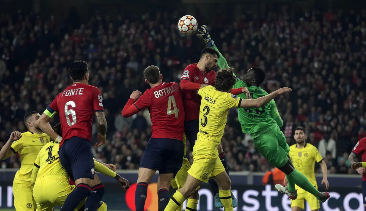 Kiper Lille Adam Jakubech (kanan) berusaha menghalau bola saat bertanding melawan Chelsea pada pertandingan leg kedua babak 16 besar Liga Champions di stadion Stade Pierre Mauroy, Prancis utara, Kamis (17/3/2022). Dengan hasil ini, Chelsea lolos ke babak perempat final. (AP Photo/Michel Spingler)