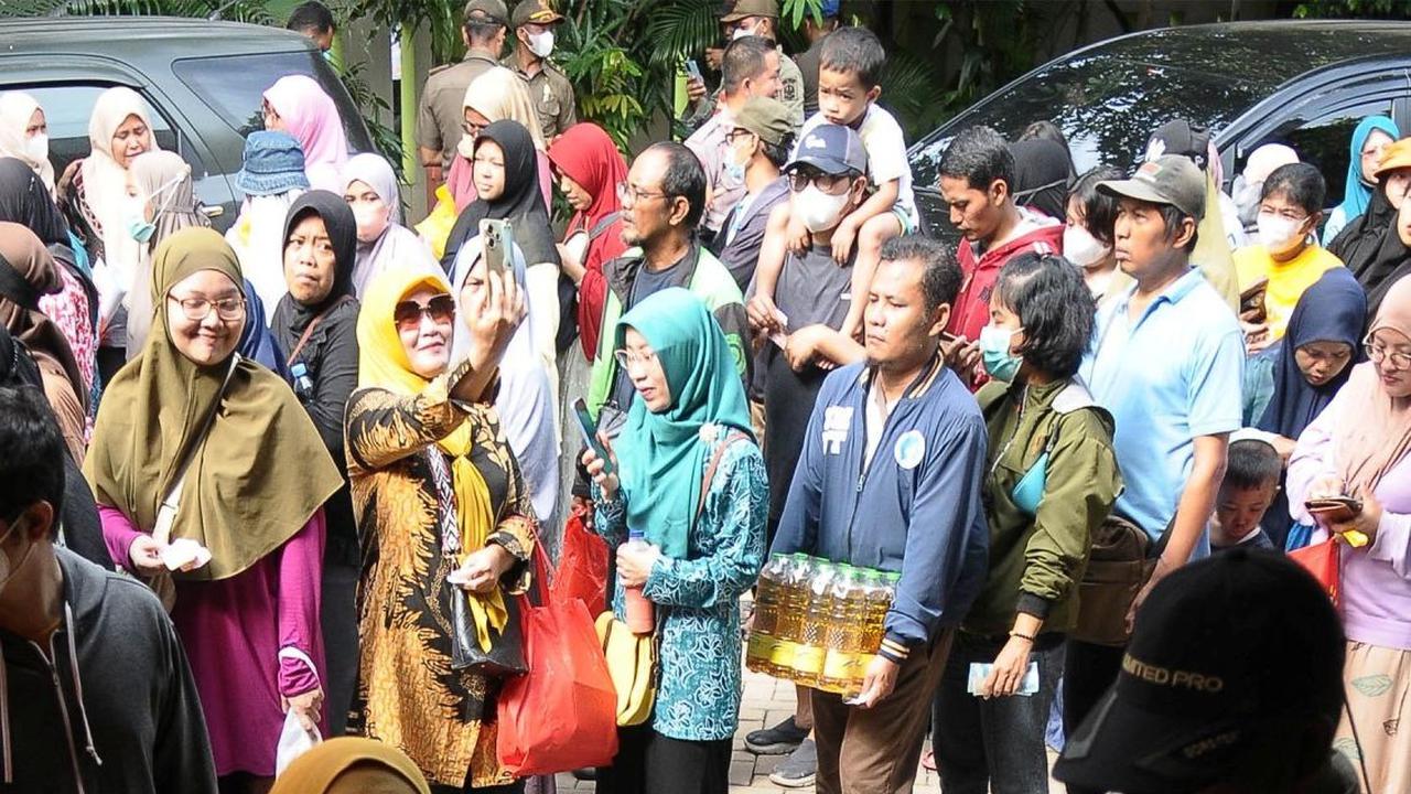 FOTO: Operasi Pasar Bulog, Warga Bekasi Utara Antusias Antre Beras SPHP yang  Harganya Terjangkau