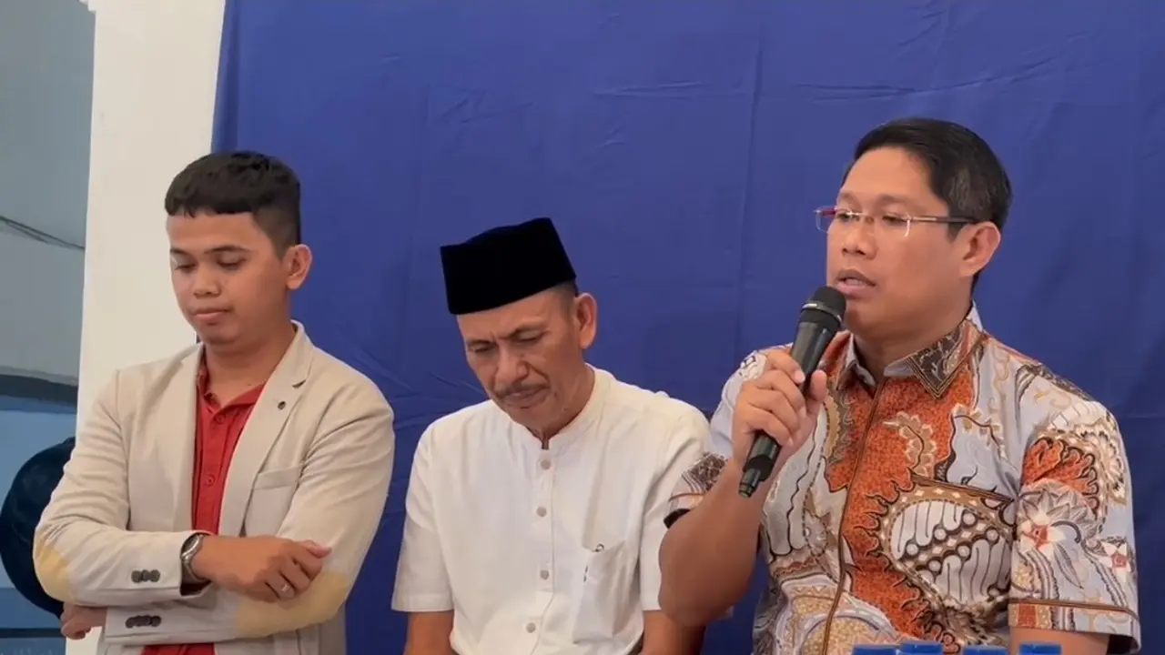 Sempat dikabarkan hilang dan mangkir dari tugasnya sebagai Kepala Desa Kohod, Arsin akhirnya muncul dengan didampingi dua kuasa hukum pada Jumat malam, 14 Februari 2025.