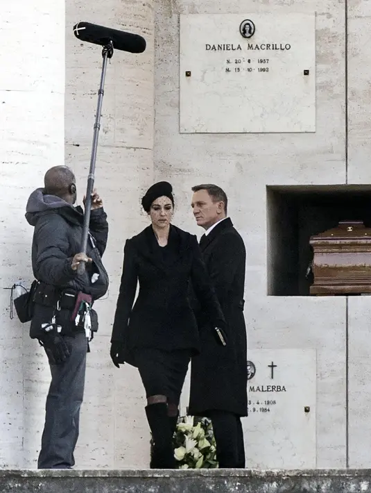 Seorang kru, Monicca Bellucci dan Daniel Craig saat proses syuting film ‘Spectre’ di Roma, Itali. Film James Bond ini direncanakan rilis Oktober mendatang. (Bintang/EPA)