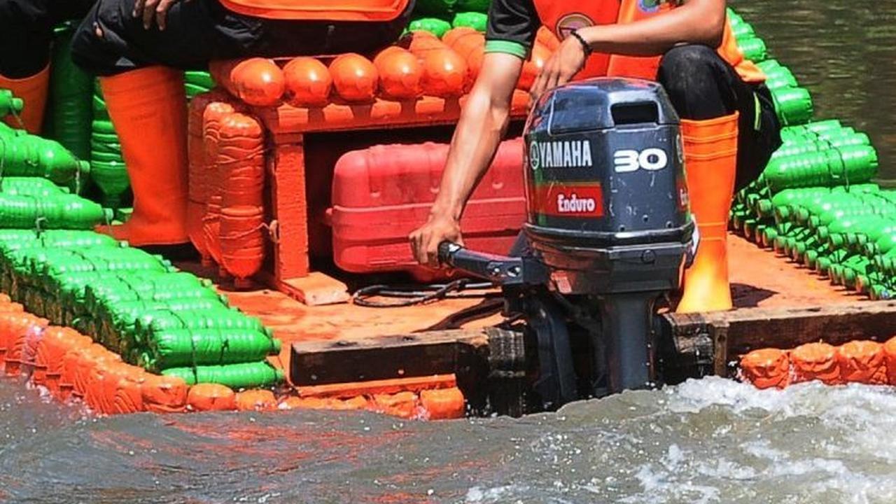 Menariknya perahu botol plastik itu juga dapat melaju cukup cepat karena dibekali satu mesin speedboat yang dipasang pada bagian belakang. Foto: merdeka.com / Imam Buhori
