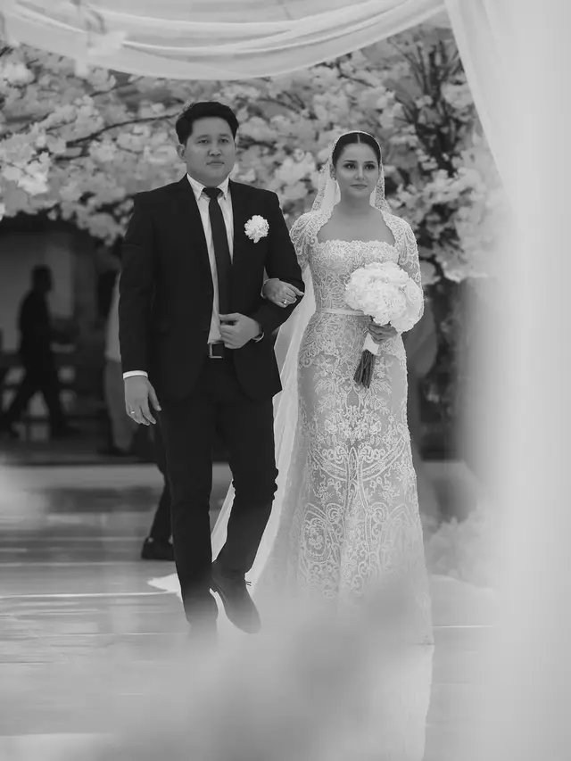 Lihat di sini gaun pilihan Yunita Siregar di momen pemberkatan pernikahan.