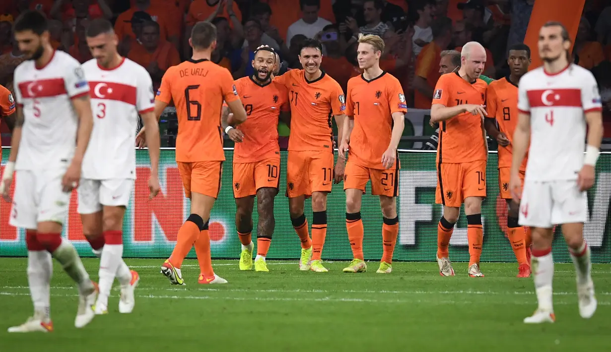 Striker Belanda, Memphis Depay (keempat kiri) berselebrasi dengan rekannya usai mencetak gol ke gawang Turki pada kualifikasi Grup G Piala Dunia Qatar 2022 di stadion Johan Cruijff Arena di Amsterdam (8/9/2021). Depay mencetak tiga gol dan mengantar Belanda menang atas Turki 6-1. (AFP/John Thys)