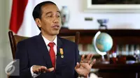 Presiden RI Joko Widodo menjelaskan saat wawancara khusus dengan group SCTV di Istana Bogor, Sabtu (16/4). Jokowi membeberkan semua program kerja pemerintahannya dan menjelaskan sikap tegas pemerintah atas tindakan terorisme. (Liputan6.com/Angga Yunair)