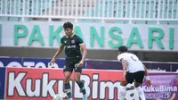 Muhammad Dimas Drajad selalu mendapat pengawalan ketat dari pemain RANS Nusantara pada pertandingan lanjutan BRI Liga 1 pekan ke-30 di Stadion Pakansari, Cibinong, Kabupaten Bogor, Selasa (14/3/2023). (Bola.com/Nandang Permana)