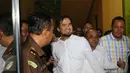 Tersangka kasus pencabulan, Saipul Jamil meninggalkan Kejaksaan Negeri (Kejari) Jakarta Utara, Senin (4/4). Pedangdut itu dititipkan di Rutan Cipinang, setelah penyerahan berkas dari Polsek Kelapa Gading ke Kejari Jakut. (Liputan6.com/Herman Zakharia)