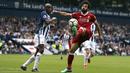 Aksi pemain Liverpool, Mohamed Salah saat berebut bola dengan pemain West Bromwich Albion, Allan Nyom (kiri) pada lanjutan Premier League di The Hawthorns, West Bromwich, (21/4/2018).  West Bromwich imbangi Liverpool 2-2. (Nigel French/PA via AP)