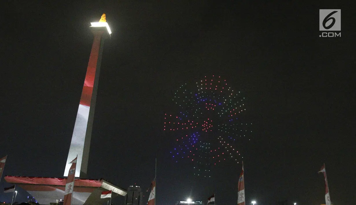 300 Drone membuat formasi Logo ASIAN Games 2018 saat acara hitung mundur di Monas, Jakarta, Jumat (18/8). Acara ini menandai setahun Jakarta-Palembang sebelum menjadi tuan rumah Asian Games ke-18 itu. (Liputan6.com/Herman Zakharia)