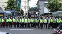 Penjagaan di depan eks Gedung PN Jakarta Pusat, Selasa (27/12/2016) pagi, sebelum digelarnya sidang ke-3 Ahok dalam kasus dugaan penistaan agama. (Liputan6.com/Fachrur Rozie)