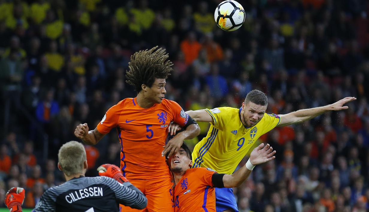 Pemaian Swedia, Marcus Berg (kanan) melakukan duel udara dengan para pemain Belanda pada kualifikasi Piala Dunia 2018 grup A di Amsterdam Arena, Amsterdam (10/10/2017). Belanda menang 2-0 . (AP/Peter Dejong)