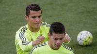 Cristiano Ronaldo (belakang) berusaha menjewer telinga James Rodriguez, di sela-sela latihan Real Madrid jelang laga kontra Deportivo La Coruna. El Real akan berlaga di Stadion Riazor, Sabtu (14/5/2016) malam ini WIB.  (EPA/Emilio Rananjo)