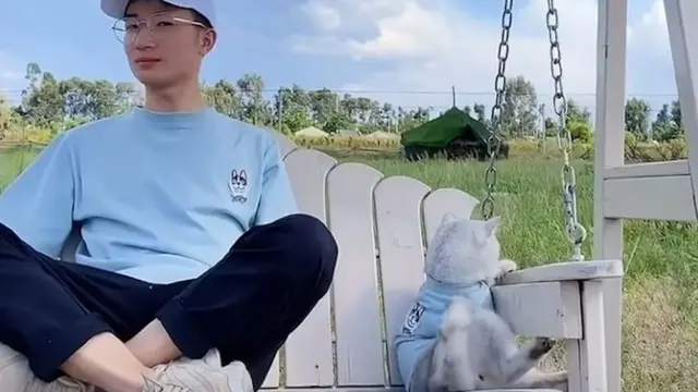 Gemas, Pria Ini Ajak Kucing yang Dianggap Pasangan Traveling Keliling Dunia