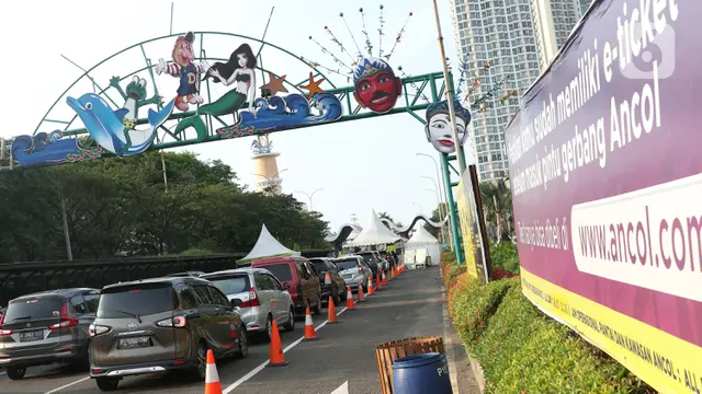 FOTO: Libur Panjang, Sejumlah Kendaraan Antre Masuk Kawasan Ancol