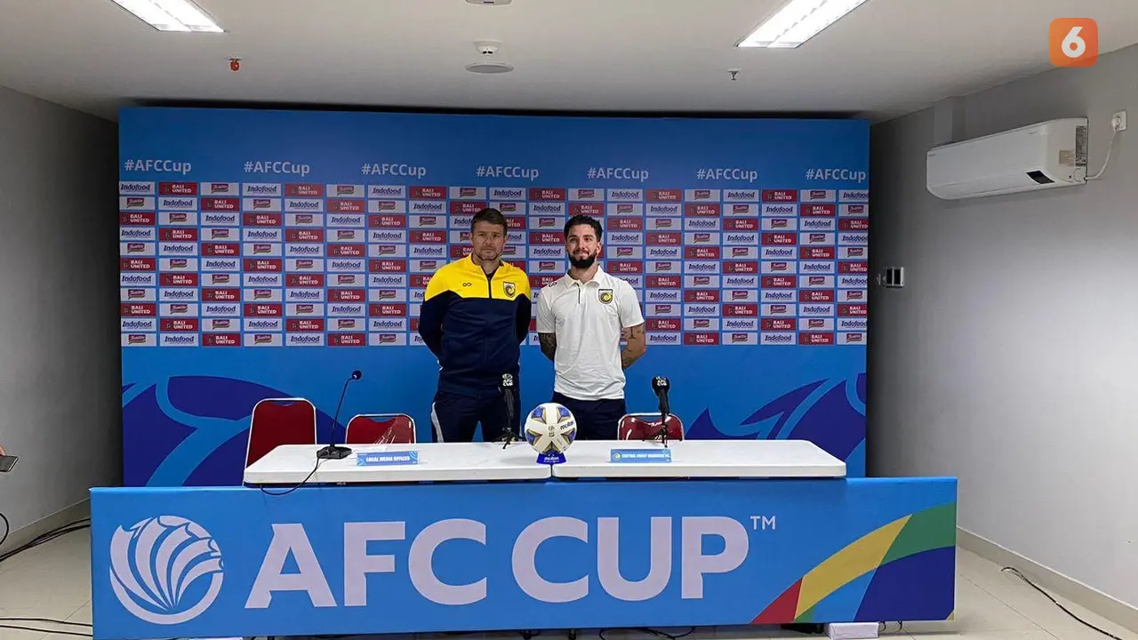 Mark Jackson Head Coach CC Mariners Australia bersama Pemain Nomor Punggung 15 Storm Roux