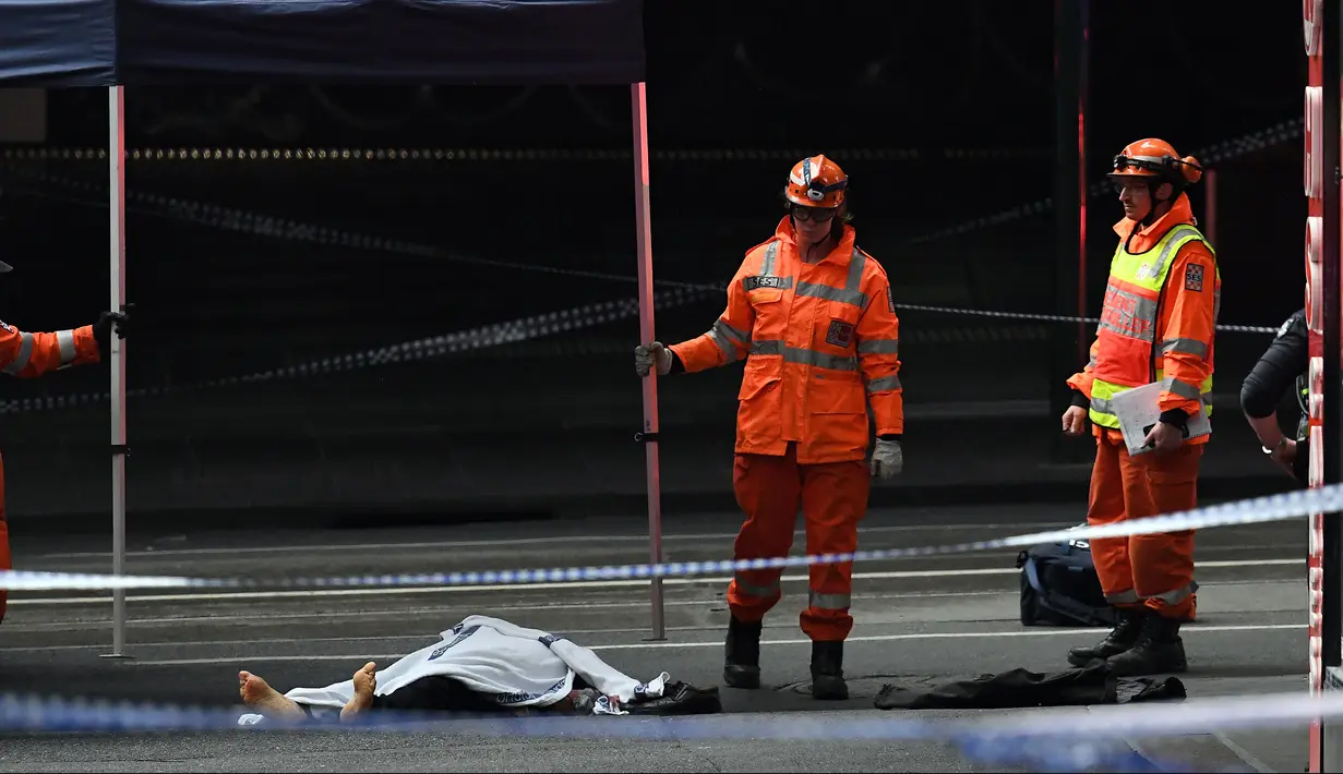 Personel Layanan Darurat Negara Bagian (SES) mendirikan tenda di TKP setelah insiden penikaman di Melbourne, Australia, Jumat (9/11). Dikutip dari ABC News, pelaku penyerangan tersebut tewas setelah ditembak di bagian dada oleh polisi. (William WEST/AFP)